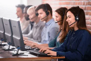 atendentes da central de atendimento por telefone