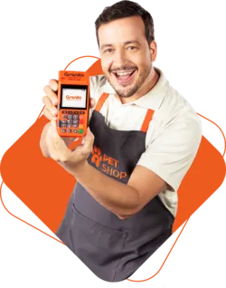 Homem segurando a maquininha da Granito