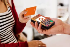 Pessoa fazendo uma compra com a maquininha da Granito