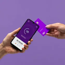 celular com a NuTap e um cartão de crédito