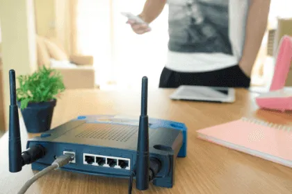 pessoa ligando pelo celular com modem e telefone